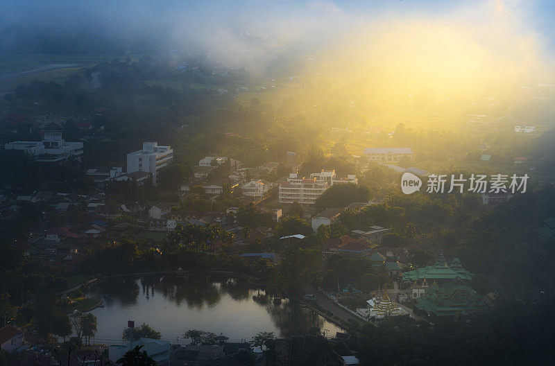 鸟瞰图的Wat Jong Kham和Mae Hong Son城市，泰国。